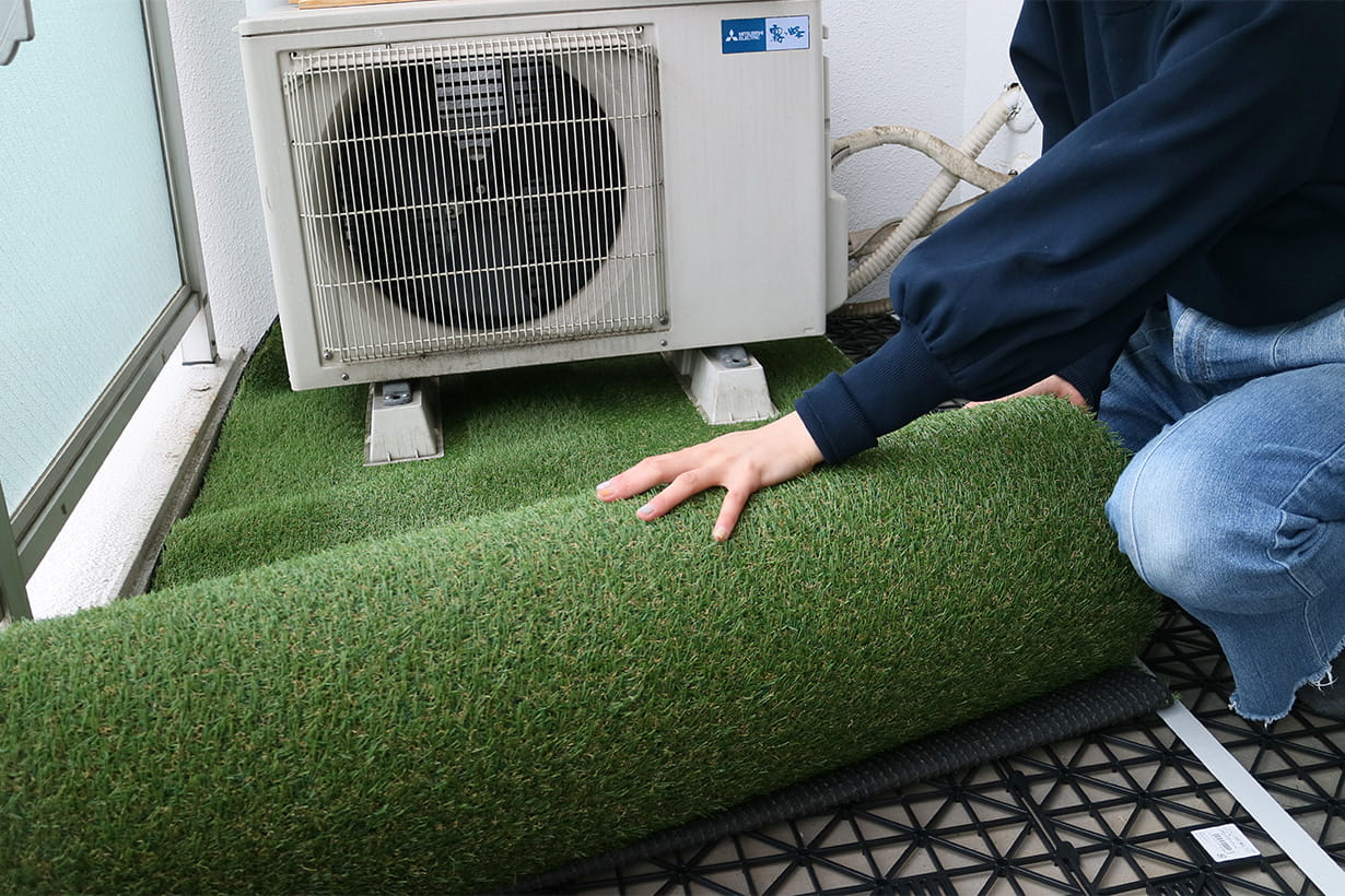 ベランダDIY】簡単イメチェン！ 人工芝で作るくつろぎ空間 | となりの