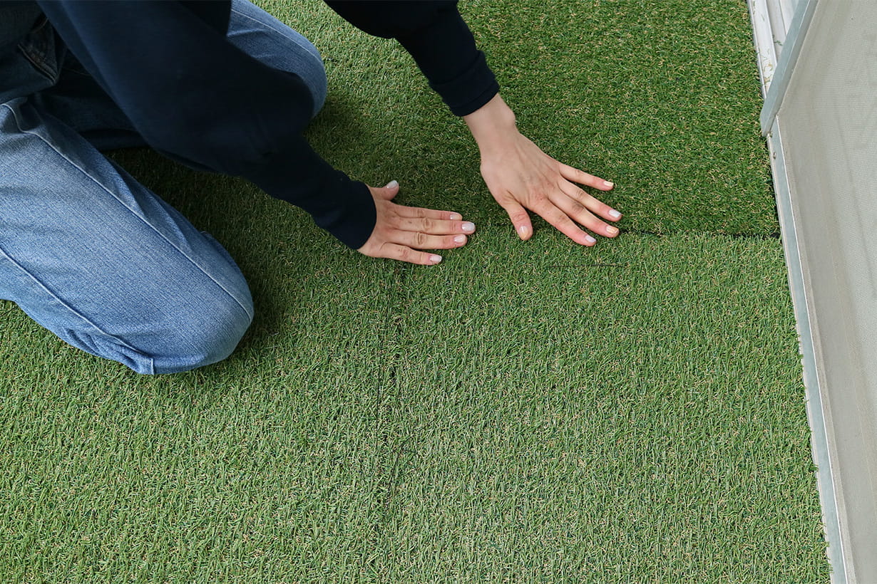 ベランダDIY】簡単イメチェン！ 人工芝で作るくつろぎ空間 | となりの